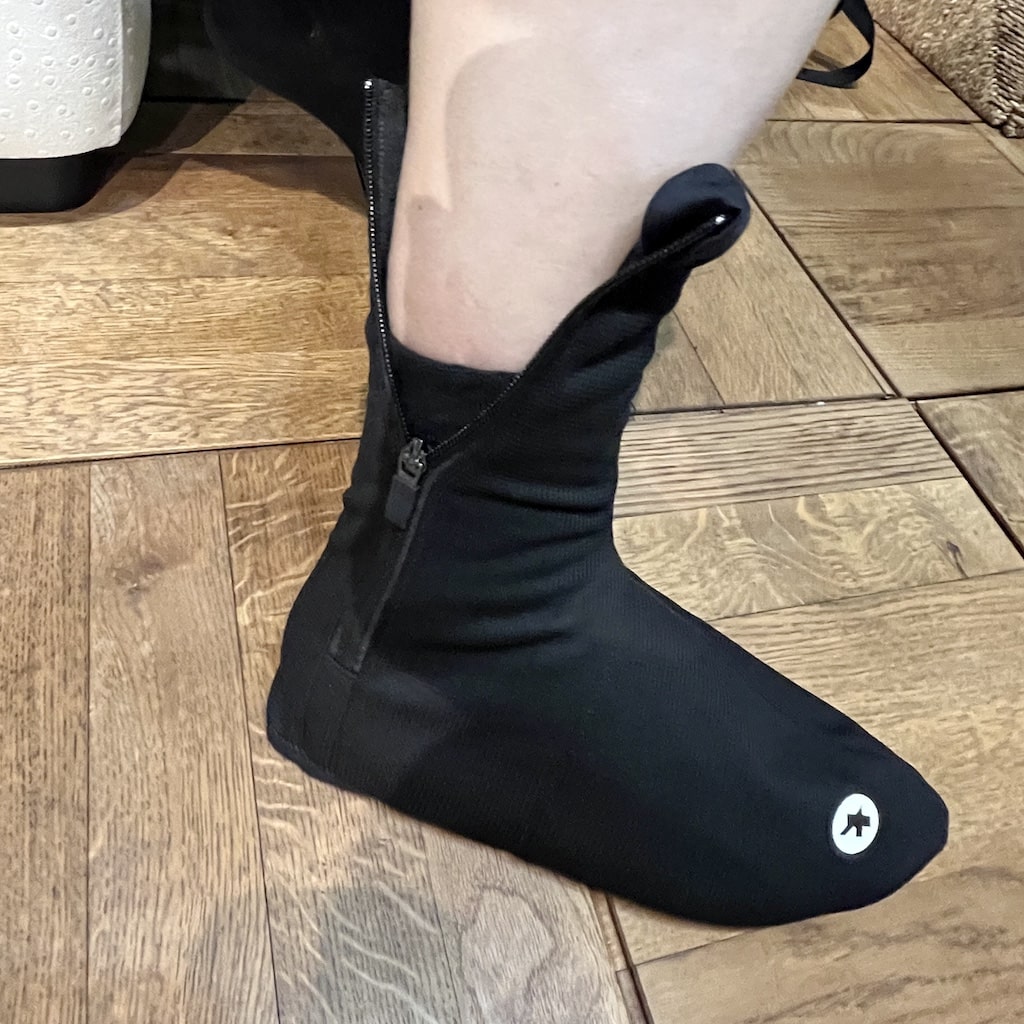 ※11/23追記 当店店頭販売のみ【ASSOS / アソス】新商品 RS SPRING FALL RAIN BOOTIES P1（雨天用 防水性とエアロ効果を両立したシューズカバー）